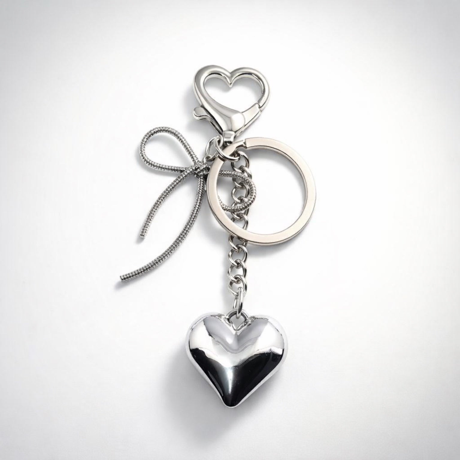Charms Cuore Metallo con Fiocco – Accessorio per Borsa e Portachiavi Elegante