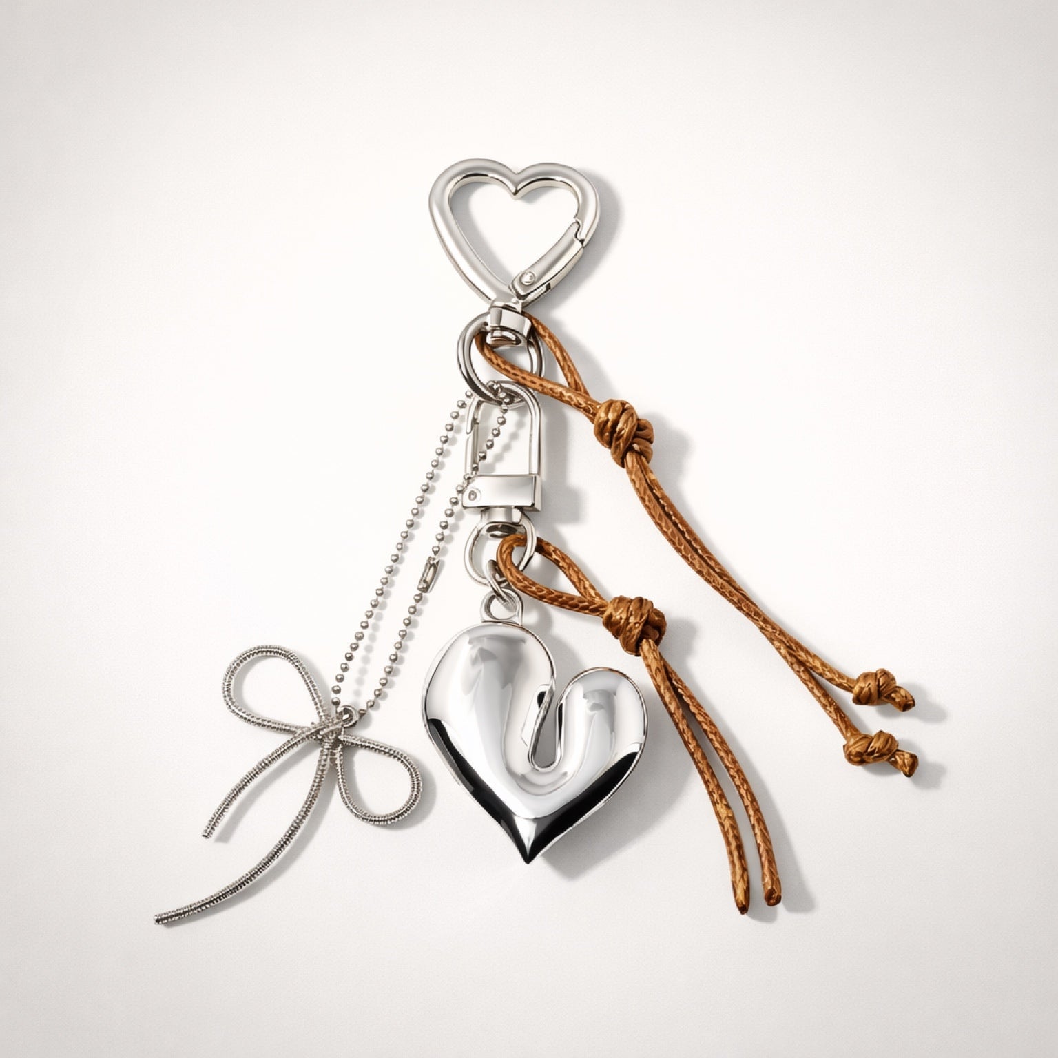Charms Cuore Metallo con Fiocco – Accessorio per Borsa e Portachiavi Elegante